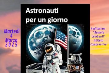 Il design della locandina è colorato, con testi in rosso, bianco e blu su uno sfondo che richiama il cielo al tramonto. L'immagine principale raffigura un astronauta con la bandiera americana sulla Luna, con il pianeta Terra sullo sfondo. Il motto riportato è "L'universo è troppo vasto per smettere di stupirci".