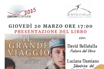 Sulla locandina compaiono diverse informazioni e immagini:
•	Nella parte superiore sono presenti i loghi di "parole in Comune 2025" e del "Premio Chatwin – camminando per il mondo".
•	Il titolo del libro, "Il Grande Viaggio", è ben visibile, con un sottotitolo che fa riferimento alla Via della Seta.
•	È presente un'immagine di copertina del libro, che raffigura un uomo con un cappello e un cappotto di pelliccia mentre offre del cibo a un bambino.
Inoltre sono indicati i nomi ed il rispettivo ruolo degli ospiti:
o	David Bellatalla, autore del libro
o	Luciana Damiano, ideatrice del Premio Chatwin
o	Katia Cecchinelli, sindaca
o	Stefano Spinetti, assessore alla cultura.
