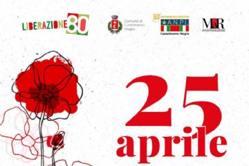 L'immagine presenta un testo che descrive l’evento commemorativo per l'80° anniversario della Liberazione a Castelnuovo Magra; quindi, sul lato sinistro della locandina si alzano alcuni fiori rossi che assomigliano ad tulipani rossi. In Italia, soprattutto,  il tulipano è associato alla Resistenza e alla lotta per la libertà. È un simbolo che rappresenta il sacrificio dei partigiani e il loro impegno per la liberazione dal nazifascismo.