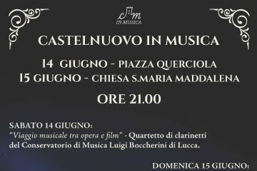 La parte superiore della locandina ha uno sfondo nero, che sfuma verso un blu scuro nella parte centrale e inferiore.
In alto ci sono decorazioni stilizzate in bianco che richiamano elementi floreali o arabeschi, con una piccola scritta "in musica" al centro, in corsivo. Nella parte centrale e inferiore, la locandina presenta una foto suggestiva  del Castello dei Vescovi di Luni illuminata dalla luna piena, che è grande e prominente nel cielo notturno. 
il titolo principale della manifestazione è "CASTELNUOVO IN MUSICA" in caratteri grandi e bianchi, quindi sono indicate le date, i luoghi e la descrizione del programma:
. 14 Giugno - Piazza Querciola": Viaggio musicale tra opera e film"- Quartetto di clarinetti del Conservatorio di Musica Luigi Boccherini di Lucca."
- 15 Giugno - Chiesa S. Maria Maddalena: ""Latin Tinge" - Puccini Jazz Choir, Conservatorio di Musica G. Puccini La Spezia."
Alle ore 21.00" in caratteri grandi e bianchi.
Informazioni aggiuntive in basso:
•	Costo: "INGRESSO A OFFERTA LIBERA."
•	Scopo: "Ogni contributo aiuterà la bottega di comunità a restare aperta."
•	Contatti: "per info: labottegadicastelnuovomagra@gmail.com"
•	In caso di maltempo: "In caso di maltempo l'esibizione si terrà nella chiesa di S.M. Maddalena."
Nella parte inferiore della locandina sono presenti numerosi loghi di enti e associazioni, tra cui:
•	Comune di Castelnuovo Magra
•	Associazioni locali (con simboli che richiamano musica, cultura, ecc.)
•	Sponsor con i loro marchi (come "V2 System", "Nettuno" e altri)
