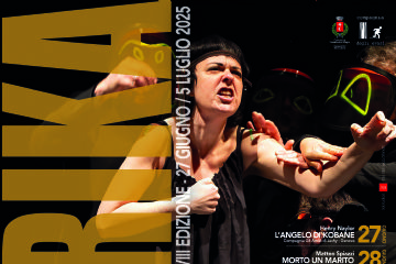 L'immagine promuove "TEATRIKA - FESTIVAL TEATRALE NAZIONALE - XVIII EDIZIONE", che si svolgerà dal 27 Giugno al 5 Luglio 2025.
Il titolo "TEATRIKA" è scritto in grande e in verticale sul lato sinistro della locandina, con lettere gialle su sfondo nero.
Al centro dell'immagine, in alto, c'è una donna con i capelli scuri e una fascia sulla fronte, vestita di nero, che ha un'espressione intensa e la bocca aperta, come se stesse cantando o gridando. Le sue braccia sono sollevate e sembra interagire con delle mani che la circondano. Lo sfondo dietro di lei è scuro, con sfumature che vanno dal nero al verde fluorescente, creando un'atmosfera drammatica.
Sul lato destro della locandina, in verticale, sono elencati gli spettacoli con le relative date e orari:
In basso a destra, ci sono informazioni aggiuntive sul luogo, la gratuità dell'ingresso, i link a cui fare riferimento sul web per avere informazioni.
In alto a destra sono presenti i loghi del Comune e quello della Compagnia degli Evasi che organizza artisticamente tutto il festival.