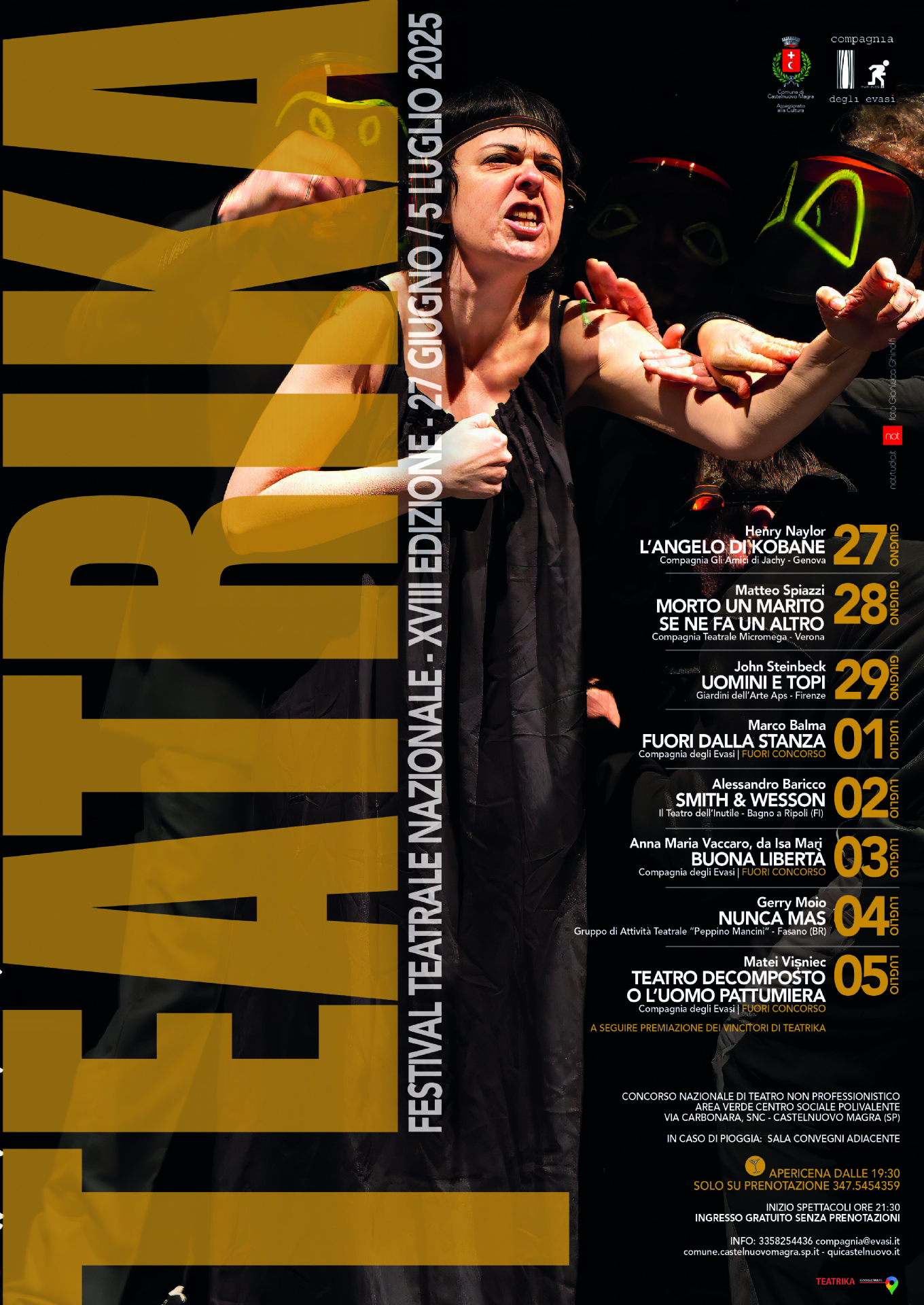 L'immagine promuove "TEATRIKA - FESTIVAL TEATRALE NAZIONALE - XVIII EDIZIONE", che si svolgerà dal 27 Giugno al 5 Luglio 2025.
Il titolo "TEATRIKA" è scritto in grande e in verticale sul lato sinistro della locandina, con lettere gialle su sfondo nero.
Al centro dell'immagine, in alto, c'è una donna con i capelli scuri e una fascia sulla fronte, vestita di nero, che ha un'espressione intensa e la bocca aperta, come se stesse cantando o gridando. Le sue braccia sono sollevate e sembra interagire con delle mani che la circondano. Lo sfondo dietro di lei è scuro, con sfumature che vanno dal nero al verde fluorescente, creando un'atmosfera drammatica.
Sul lato destro della locandina, in verticale, sono elencati gli spettacoli con le relative date e orari:
In basso a destra, ci sono informazioni aggiuntive sul luogo, la gratuità dell'ingresso, i link a cui fare riferimento sul web per avere informazioni.
In alto a destra sono presenti i loghi del Comune e quello della Compagnia degli Evasi che organizza artisticamente tutto il festival.