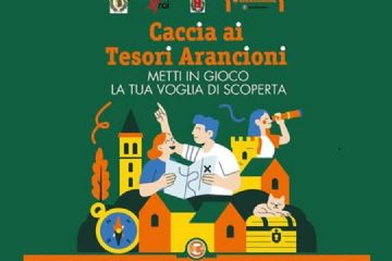 L’evento illustrato si chiama "Caccia ai Tesori Arancioni". Lo sfondo è di un intenso verde scuro. Nella parte superiore e centrale, c'è un'illustrazione colorata e stilizzata che raffigura:
•	Due persone (un uomo e una donna) in abiti da esploratori che gesticolano e guardano in alto, come se stessero cercando qualcosa. L'uomo tiene una mappa.
•	Una terza persona (una donna) sul lato destro che osserva attraverso un cannocchiale.
•	Sono posizionati sopra e dietro una serie di edifici stilizzati (torri, castelli, case) in tonalità di giallo, arancione e marrone, che simboleggiano un borgo storico.
•	Sotto l'illustrazione principale, in primo piano, c'è una bussola gialla sulla sinistra, un gatto arancione che sonnecchia su un baule del tesoro al centro, e un simbolo di sole/fiori sulla destra.
Sotto l'illustrazione, il testo è in bianco, arancione e giallo e fornisce i dettagli dell'evento:
•	Titolo principale: "Caccia ai Tesori Arancioni / METTI IN GIOCO / LA TUA VOGLIA DI SCOPERTA" (in arancione e bianco).
•	Luogo: "CASTELNUOVO MAGRA, PIAZZA QUERCIOLA, CENTRO STORICO" (in arancione).
•	Data e ora: "Domenica 5 Ottobre 2025 Dalle 10:00 Alle 19:00" (in bianco e giallo).
La parte inferiore elenca i vari eventi in programma, usando titoli in arancione e dettagli in bianco:
•	SAPORI D'AUTUNNO - TREKKING TRA I VIGNETI - VISITA GUIDATA - CACCIA AI TESORI ARANCIONI - PRESENTAZIONE DEL LIBRO (con titolo e nome dell'autore: "Una noce di terra umida" di Marco Tassinari) -  GUIDO HARARI - TOWER OF SONG (Mostra fotografica) - APERITIVO IN MUSICA
In alto a sinistra si intravedono anche i loghi RAI e di altre associazioni.

