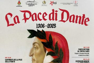 La locandina celebra un evento storico legato a Dante Alighieri e alla Pace di Castelnuovo del 1306, con un ricco programma di attività culturali, storiche e artistiche. Si intitola  “La Pace di Dante – 1306-2025” e si terrà sabato 11 ottobre 2025 a Castelnuovo Magra (centro storico).
Elementi principali:
•	Immagine centrale: un ritratto di Dante Alighieri, di profilo, con la tipica veste rossa e la corona d’alloro verde.
•	Titolo in alto: La Pace di Dante scritto in caratteri gotici rossi, con le date “1306–2025” subito sotto.
•	Loghi istituzionali del Comune di Castelnuovo Magra, della Pro Loco di Castelnuovo Magra, dell’ARCI e della Regione Liguria (con la croce bianca su sfondo rosso)
Programma dell’evento (riassunto dei testi):
•	Ore 10.00: Camminata della Pace sulla Monta (partenza da Molino del Piano).
•	Ore 12.00: Punto ristoro al Circolo ARCI con panini, focacce, erbazzone e dolci.
•	Ore 14.30: Scopriamo insieme il libro di Dante – laboratorio di lettura per grandi e piccoli (presso l’area del Castello dei Vescovi di Luni).
•	Ore 15.30: Premiazione “Dillo a Dante” – concorso sulle tematiche della pace (Palco sotto la Torre).
•	Ore 17.00: Rappresentazione storica della Pace di Dante (area Castello dei Vescovi di Luni).
•	Ore 21.00: Concerto Ensemble Enerbia: Serenata (Oratorio dei Bianchi).
•	Bus navetta gratuito dalle ore 14 alle 20 con partenza dal centro commerciale.
Ulteriori informazioni indicano che il programma completo sarà disponibile sul sito e sulla pagina Facebook del Comune di Castelnuovo Magra.
