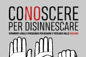L’immagine pubblicizza un evento a tema sulla violenza di genere.
Titolo Principale: Scritto in caratteri grandi, è "CONOSCERE PER DISINNESCARE".
Sottotitolo: "STRUMENTI LEGALI E PSICOLOGICI PER REAGIRE E TUTELARSI DALLE VIOLENZE".
Data e Ora: 30 NOVEMBRE 2025 dalle ORE 16:00 – 18:00. Luogo: CENTRO SOCIALE DI CASTELNUOVO MAGRA.
Al centro dell'immagine ci sono tre illustrazioni in bianco e nero di una mano che mostrano tre gesti diversi:
1.	Una mano aperta (palmo rivolto verso l'esterno).
2.	Una mano che mostra un gesto specifico (indice e medio alzati e separati, mentre pollice, anulare e mignolo sono piegati).
3.	Un pugno chiuso.
Programma dell'Evento:
L'evento è suddiviso in punti con i rispettivi orari e relatori:
•	16:00 – Accoglienza, raccolta testimonianze
•	16:15 – Psicologa Denise Lombardi: "Dinamiche psicologiche della violenza: riconoscere i segnali e chiedere aiuto"
•	16:45 – Avv. Vittorio Briganti: "Strumenti legali e tutele per le vittime"
•	17:15 – Raccolta domande Spazio 06A con gli esperti
In basso sono presenti gli stemmi di due organizzazioni 
