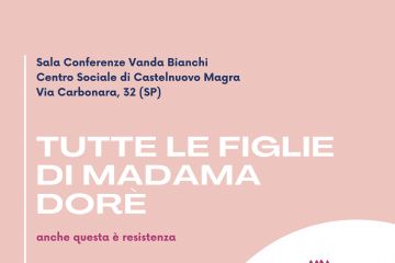 Evento: Spettacolo teatrale "Tutte le figlie di Madama Dorè (anche questa è resistenza)".
Artisti: Seminanti collettivo artistico.
Quando: 28 febbraio 2026, ore 18:00.
Dove: Sala Vanda Bianchi, Centro Sociale di Castelnuovo Magra (SP).
Grafica: Stile moderno su fondo rosa antico; spicca l'illustrazione di una "gallina-tavola" blu con piatti e posate, simbolo di unione tra domesticità e arte.
Patrocinio: Comune di Castelnuovo Magra.