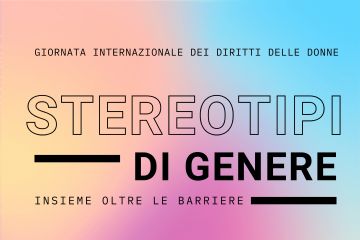 La locandina presenta uno stile moderno, pulito e dal forte impatto visivo, giocando su contrasti tra colori sfumati e geometrie rigorose. Lo sfondo è caratterizzato da un gradiente pastello molto fluido che sfuma tra i toni del rosa, lilla, azzurro e giallo paglierino. Questa scelta cromatica evoca un senso di inclusività e delicatezza, contrastando con il testo nero e deciso.  Nel titolo principale: la parola "STEREOTIPI" è scritta con un font "out line" (solo contorno), mentre "DI GENERE" è in grassetto pieno (bold). Questa distinzione grafica sembra voler sottolineare visivamente come gli stereotipi siano spesso "vuoti" o costruiti, mentre l'identità di genere sia una realtà concreta. Le informazioni sono organizzate in blocchi logici:
•	In alto, il contesto celebrativo.
•	Al centro, il titolo e il claim ("Insieme oltre le barriere").
•	In un riquadro dedicato i dettagli sui partecipanti e la tipologia di evento.
•	In calce, i dettagli logistici su luogo e indirizzo.

