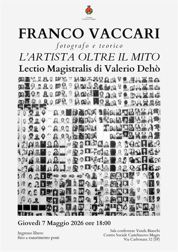 Il design è pulito ed elegante. La locandina usa uno stile minimalista e accademico. La scelta del bianco e nero per l'opera centrale, unita a un font classico, comunica l'importanza storica e intellettuale dell'autore celebrato. In alto al centro compare lo stemma del Comune di Castelnuovo Magra. Quindi sotto, sempre centrale, il nome FRANCO VACCARI è scritto in caratteri maiuscoli grandi e neri. Il sottotitolo: "fotografo e teorico", in corsivo minuscolo. Il titolo dell'evento: "L'ARTISTA OLTRE IL MITO" in corsivo maiuscolo, che dà un tono solenne e analitico all'incontro. Viene annunciata una Lectio Magistralis di Valerio Dehò.
Il cuore della locandina è occupato da una fotografia in bianco e nero molto densa. Si tratta di un celebre lavoro di Franco Vaccari (probabilmente legato alle sue "Esposizioni in tempo reale"): raffigura una parete ricoperta da centinaia di fototessere di persone diverse. Le foto sono disposte in modo quasi geometrico, creando un mosaico di volti che sottolinea il concetto di partecipazione e la natura concettuale dell'opera di Vaccari. 
Le informazioni di servizio sono collocate in basso, ben distanziate per una lettura rapida:
Data e Ora: Giovedì 7 Maggio 2026 ore 18:00.
Accesso (a sinistra): "Ingresso libero fino a esaurimento posti".
Luogo (a destra): * Sala conferenze Vanda Bianchi” del Centro Sociale Castelnuovo Magra in Via Carbonara 32 (SP)


