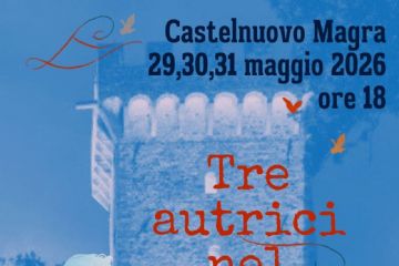 La locandina gioca sui toni del blu e dell'azzurro, con un effetto monocromatico che ritrae in sottofondo la storica torre del borgo di Castelnuovo Magra. Sulla sinistra spiccano le silhouette stilizzate di figure femminili, che richiamano l'identità delle protagoniste.  E così la struttura è molto chiara e divide gli appuntamenti per data:
Venerdì 29: Sandra Petrignani in Piazza "Querciola".
Sabato 30: Lidia Ravera al Giardino Palazzo Amati.
Domenica 31: Eleonora Marangoni all'Oratorio dei Bianchi.
In alto campeggiano le date (29, 30, 31 maggio 2026) e l'orario (ore 18). In basso sono presenti i loghi istituzionali e dei partner (Comune, Arci, sponsor locali) e un numero di telefono per le informazioni.
L'immagine trasmette un senso di eleganza e quiete, perfetta per una rassegna culturale che si svolge nel cuore storico del paese.