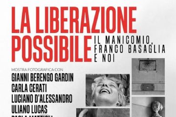 Nella parte superiore spicca la scritta "LA LIBERAZIONE POSSIBILE" a grandi lettere maiuscole di colore rosso acceso, che occupa quasi l'intera larghezza della locandina. Accanto e sotto la parola "POSSIBILE", in un font nero, più sottile e allungato, si legge il completamento del titolo dedicato a Franco Basaglia. Sul lato sinistro sono elencati, in caratteri neri e maiuscoli, i nomi dei fotografi partecipanti (Gianni Berengo Gardin, Carla Cerati, Luciano D'Alessandro, Uliano Lucas, Paola Mattioli, Emilio Tremolada, Enzo Umbaca), seguiti dai crediti dei curatori (Archivi della Resistenza con la collaborazione di Tatiana Agliani). Sulla destra, in rosso e nero, sono indicate le date del periodo di apertura della mostra (5 giugno – 18 ottobre) e il luogo dell'evento: Torre del Castello dei Vescovi di Luni, Castelnuovo Magra (SP). La parte centrale e destra della locandina è composta da un collage di fotografie storiche in bianco e nero, dal forte impatto emotivo e documentaristico.
La fascia inferiore, a sfondo bianco, è suddivisa nettamente in tre colonne di testo grigio e nero che riportano le informazioni di servizio: A sinistra: Gli orari di apertura, differenziati per i mesi estivi (luglio e agosto) e per i mesi autunnali. Al centro: I prezzi dei biglietti d'ingresso (Intero € 8,00 - Ridotto € 5,00) e una nota sulle agevolazioni. A destra: I contatti utili (numeri di telefono, indirizzi email e sito web del turismo locale). In fondo alla pagina compaiono i loghi istituzionali dei partner e dei patrocinatori dell'evento (tra cui il Comune di Castelnuovo Magra e l'Archivio della Resistenza).