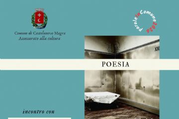 In alto a sinistra è presente lo stemma del Comune di Castelnuovo Magra, mentre in alto a destra c'è il logo circolare della rassegna "paroleINComune 2026".
Al centro, spostata verso destra, spicca la copertina del libro di Fabrizio Sanguinetti. L'immagine mostra una stanza spoglia con un pavimento in parquet a spina di pesce, un letto o un tavolo coperto da un telo bianco e pareti scrostate, evocando un'atmosfera intima e malinconica.
