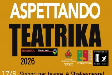 L'immagine è la locandina ufficiale dell'evento teatrale "Aspettando Teatrika 2026", organizzato dalla Compagnia degli Evasi con il patrocinio del Comune di Castelnuovo Magra (Assessorato alla Cultura) e della FITA (Federazione Italiana Teatro Amatori).
Il manifesto è diviso  in due sezioni principali: Su uno sfondo color ocra/oro, sono riportate le informazioni e le date degli spettacoli, che vedono in scena gli allievi della Compagnia degli Evasi:
17/6: "Signori per favore, è Shakespeare!" – commedia brillante tratta da 'La dodicesima notte' di W. Shakespeare, regia di Marco Balma. 18/6: "Altezze psichiche" – commedia tragicomica di Aldo Nicolaj, regia di Alessandro Vanello. 22/6: "Putpurrì 3.0" – scene dal comico al drammatico, all'intrattenimento, regia di Simone Tonelli. 23/6: "Per voi questo e altro" – dal film "Angeli con la pistola", regia di Simone Tonelli. Quindi le informazioni utili: Inizio spettacoli ore 21:30; l'ingresso gratuito senza prenotazione; in caso di pioggia gli spettacoli si terranno nella sala convegni adiacente.; il luogo: Area verde Centro Sociale, via Carbonara, Castelnuovo Magra. Info al numero 335 8254436. Nella parte in basso della locandina, su sfondo nero, sono presenti quattro fotografie di scena che mostrano gli attori sul palco durante i diversi spettacoli.