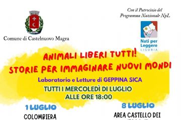 L'immagine ha uno sfondo principalmente bianco, caratterizzato da un'ampia macchia di colore giallo brillante nella parte superiore che incornicia i titoli principali, conferendo un aspetto solare, estivo e giocoso, adatto a un pubblico di bambini. Nella parte superiore della locandina sono presenti gli elementi istituzionali: in alto a sinistra, lo stemma ufficiale del Comune di Castelnuovo Magra; in alto a destra, il logo ufficiale di Nati per Leggere Liguria (un bambino che legge un libro insieme a una farfalla), preceduto dalla dicitura in corsivo "Con il Patrocinio del Programma Nazionale NpL". Il titolo principale recita "ANIMALI LIBERI TUTTI!" in lettere maiuscole di colore rosso. Subito sotto, il sottotitolo recita "STORIE PER IMMAGINARE NUOVI MONDI", sempre in lettere maiuscole rosse, leggermente più piccole del titolo principale. Sotto il titolo, in carattere viola, è indicato il tipo di attività: "Laboratorio e Letture di GEPPINA SICA". Segue l'indicazione temporale racchiusa in un rettangolo o blocco di testo evidenziato, che riporta: "TUTTI I MERCOLEDÌ DI LUGLIO ALLE ORE 18:00" (scritto in bianco su fondo verde o con contorni scuri per risaltare). Quindi il programma con i luoghi e le date (1/8/15/22/29 luglio). Al centro, in basso, è presente il disegno di un gruppo di bambini felici che corrono e si tengono per mano. In basso, a sinistra: una nota in testo nero riporta: "con le volontarie Npl Chiara e Simonetta"; a destra: un testo circolare di colore rosso e verde si sviluppa a forma di timbro o spirale e specifica: "Partecipazione libera e gratuita a cura della Biblioteca civica "Michele Ferrari".