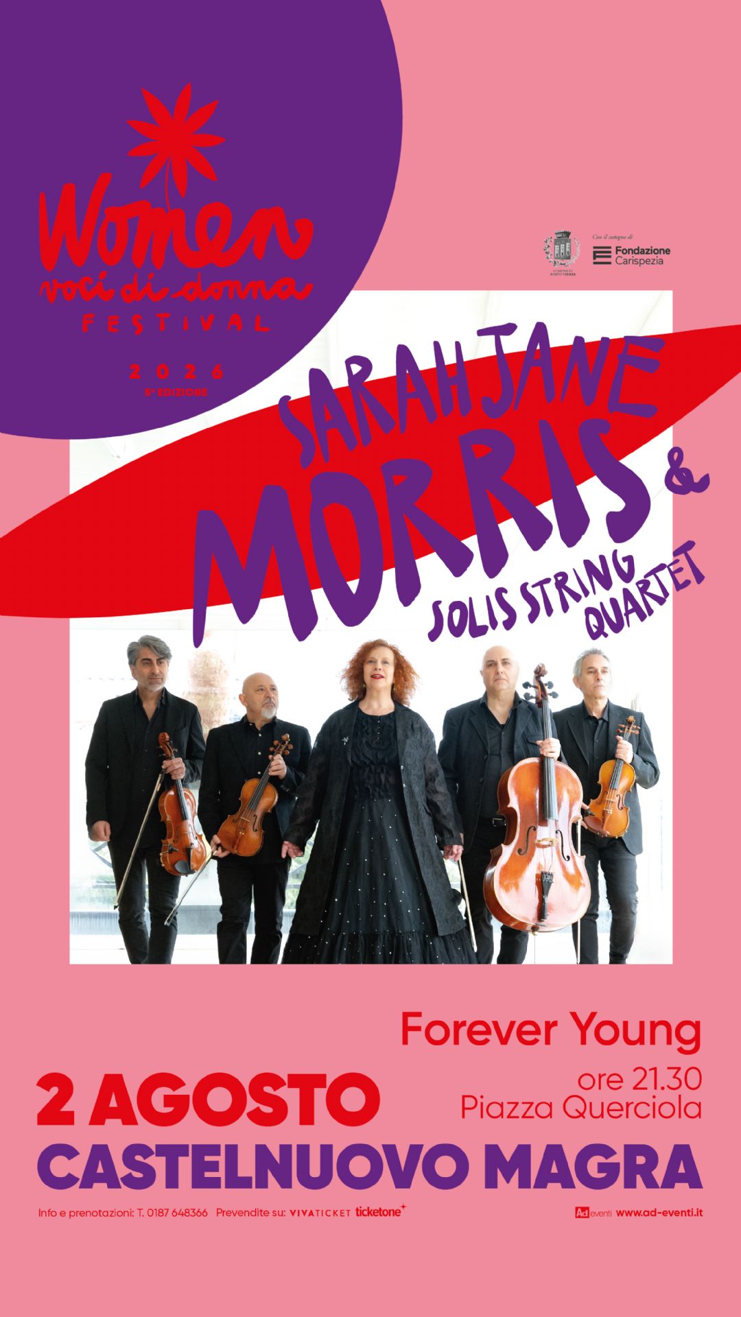 L'immagine mostra la locandina dell'evento musicale "Forever Young", inserito all'interno della 9ª edizione del festival "Women – voci di donna FESTIVAL 2026". La grafica è caratterizzata da uno sfondo rosa acceso con dettagli in rosso, viola e bianco. Al centro spicca una fotografia dei protagonisti: la cantante Sarah Jane Morris insieme ai quattro musicisti del Solis String Quartet, tutti elegantemente vestiti in abiti scuri e con i propri strumenti ad arco (violini e violoncello). Nella parte inferiore della locandina sono riportati i dettagli principali dell'appuntamento: 2 Agosto, ore 21.30 nella Piazza Querciola di Castelnuovo Magra.
In alto sono presenti i loghi del Comune di Castelnuovo Magra e della Fondazione Carispezia. In basso si trovano le informazioni di contatto (telefono 0187 648366), i circuiti di prevendita (Vivaticket e TicketOne) e il sito web dell'organizzazione (www.ad-eventi.it).