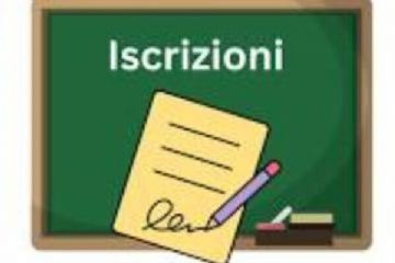 Disegno raffigurante una lavagna di colore verde scuro sulla quale sono evidenziati: in posizione centrale la scritta iscrizioni, in colore bianco; un foglio di carta di colore giallo, dotato di matita di colore grigio in procinto di scrivere e scatoline contenenti gessetto e cancellino.
