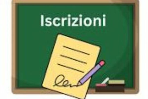 Disegno raffigurante una lavagna di colore verde scuro sulla quale sono evidenziati: in posizione centrale la scritta iscrizioni, in colore bianco; un foglio di carta di colore giallo, dotato di matita di colore grigio in procinto di scrivere e scatoline contenenti gessetto e cancellino.