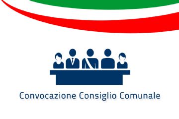 L'immagine mostra cinque figure stilizzate sedute dietro un banco centrale blu scuro quella al centro ha una fascia diagonale sopra c'è una banda curva verde bianca e rossa sotto c'è la scritta Convocazione Consiglio Comunale
