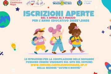 tre bambini felici con lo zaino che camminano