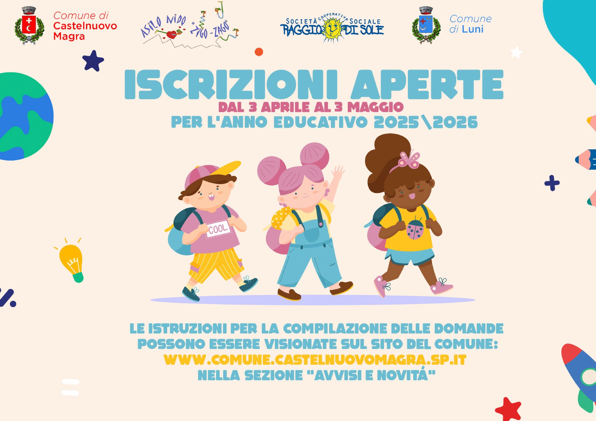 tre bambini felici con lo zaino che camminano