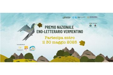 L'immagine è un poster pubblicitario per il "Premio Nazionale Eno-Letterario Vermentino" con il tema "Intrecci di vite". È indicato che è la IX edizione. La scadenza per la presentazione delle domande è il 30 maggio 2025 e la premiazione avrà luogo il 4 ottobre 2025. In alto, c'è un'immagine di un uccello fatto di carta di giornale che tiene un ramo e un libro aperto. In basso, è presente un paesaggio di colline con vigneti e case. Ci sono menzionati anche partner territoriali come il Comune di Olbia e il Comune di Castelnuovo Magra, insieme a collaborazioni con altre entità.