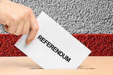 Immagine su sfondo con tre colori con cartolina riportante la parola Referendum  