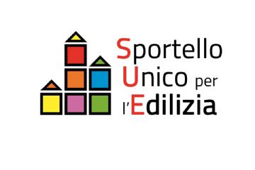 Immagine con sfondo bianco con disegnate le sagome di casette in vari colori, con la scritta Sportello Unico per l'Edilizia in nero con le iniziali scritte in colore rosso.