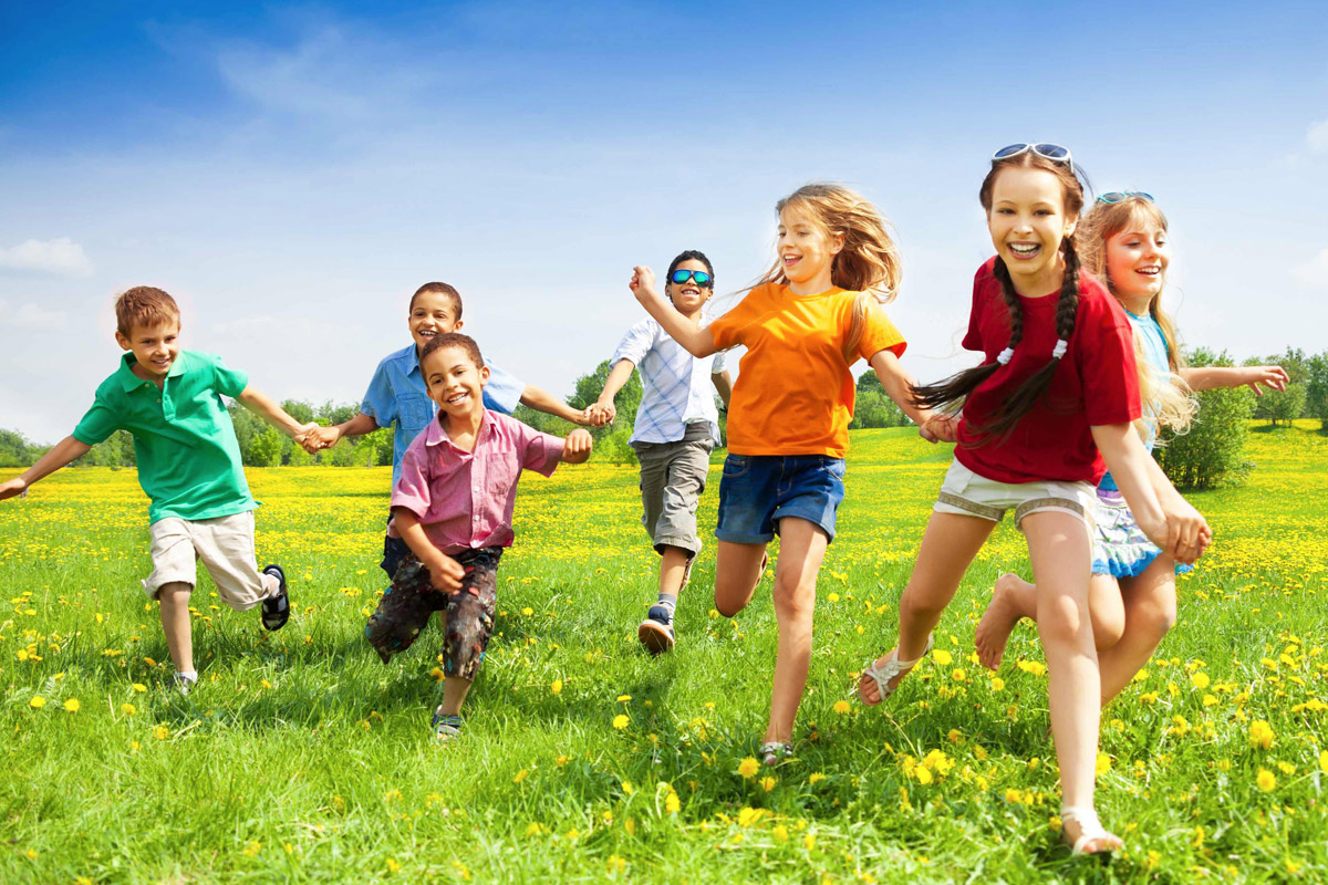 prato verde con 7 bambini che corrono felici.