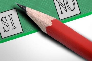 due quadrati con dicitura SI e NO e matita rossa su sfondo verde e grigio  