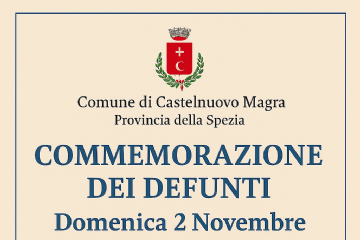 La locandina, su sfondo beige con cornice sottile blu, riporta l’intestazione del Comune di Castelnuovo Magra – Provincia della Spezia e annuncia la Commemorazione dei Defunti di domenica 2 novembre.
Sono indicate due cerimonie: alle ore 8.30 al Cimitero dell’Angelo e alle ore 10.00 al Cimitero di Castelnuovo, con la nota “in caso di pioggia in chiesa”.
In basso a destra è presente un piccolo motivo grafico con una foglia blu.
