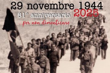La locandina è dedicata all’“81° anniversario del 29 novembre 1944… per non dimenticare”, con l’anno “2025” scritto in rosso. Sullo sfondo c’è una fotografia storica in bianco e nero: una lunga fila di partigiani cammina su una strada di campagna, alcuni portano bandiere e indossano abiti militari.

In primo piano compaiono i loghi del Comune di Castelnuovo Magra, dell’ANPI e dell’Archivio della Resistenza.

La parte testuale annuncia il programma delle commemorazioni:

Venerdì 28 novembre – Centro Sociale, Sala Convegni “Vanda Bianchi”

Ore 10: incontro con le ragazze e i ragazzi della scuola secondaria di primo grado “Dante Alighieri”.

Proiezione del film-documentario “Un popolo alla macchia. 29 novembre 1944”, a cura degli Archivi della Resistenza.

A seguire, incontro con Nadja Muji  sul genocidio di Srebrenica, trent’anni dopo.

Sabato 29 novembre – Comune di Castelnuovo Magra

Ore 9.30: commemorazione ufficiale e deposizione di corone ai monumenti e ai cippi partigiani, con partenza dal Monumento di Caprognano.

Museo Audiovisivo della Resistenza di Fosdinovo

Ore 12: pranzo sociale a cura del Circolo Culturale Enogastronomico (per prenotazioni tel. 329/0099418).

L’intera grafica usa toni seppia e rossi, richiamando il carattere storico e commemorativo dell’evento.