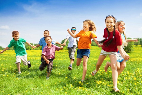 bambini che corrono nel giardino
