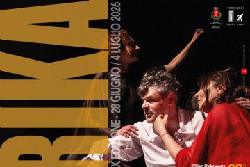 Sulla sinistra, una grande scritta verticale riporta la parola "TEATRIKA" in lettere dorate/senape Al centro: una fotografia di scena teatrale che mostra tre attori sul palco (un uomo in camicia bianca e pantaloni scuri, una donna in primo piano avvolta in un drappo rosso e una figura sullo sfondo). Quindi, sulla destra sono elencati i 7 spettacoli in cartellone con le relative date (dal 28 giugno al 4 luglio), i titoli delle opere e le compagnie teatrali di provenienza. In basso sono riportati i dettagli logistici (ingresso gratuito, inizio spettacoli ore 21:30, opzione apericena su prenotazione dalle 19:30, e i contatti utili). In alto compaiono i loghi del Comune di Castelnuovo Magra e della Compagnia degli Evasi
