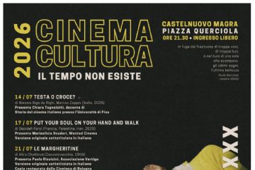 Lo sfondo è scuro, quasi nero con una leggera trama ruvida. Il titolo principale "CINEMA CULTURA" risalta in grandi lettere gialle sagomate in alto a sinistra. Sul lato destro campeggia un'immagine fotografica artistica con un effetto di esposizione multipla/movimento, che mostra i volti e le braccia sovrapposte di una ragazza con un vestito giallo. Una nota a piè di pagina specifica che si tratta di un'immagine di Giulia Maenza sul set di "Orfeo" di Virgilio Villoresi. In alto a destra sono indicati il luogo (Castelnuovo Magra, Piazza Querciola), l'orario (ore 21.30) e la dicitura "INGRESSO LIBERO". Subito sotto sono riportati alcuni versi del poeta Paolo Bertolani (estate 2003).
Sul lato sinistro è riportato l'elenco cronologico dettagliato delle proiezioni e degli incontri, che si svolgeranno dal 14 luglio al 7 agosto, completo di titoli dei film, registi, nazionalità, anni di produzione e nomi dei presentatori. Mentre, in basso a sinistra viene segnalato che tutte le visioni sono riservate ai maggiori di anni 14 e viene indicato il luogo alternativo al coperto in caso di maltempo, Sala conferenze Vanda Bianchi. Infine, in basso a destra compaiono i loghi degli organizzatori e sponsor: Associazione Vertigo, Comune di Castelnuovo Magra e Iren, quale sponsor principale.