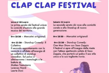 La locandina, nella parte superiore, presenta un grande nastro bianco stilizzato in cui campeggia il titolo dell'evento, "CLAP CLAP FESTIVAL", scritto in lettere maiuscole di colore blu scuro. La parte centrale e destra invece è dominata da un collage fotografico con tonalità sfumate di rosa e viola che ritrae i protagonisti delle serate (quattro ragazzi e una ragazza) sorridenti e con i microfoni in mano durante le esibizioni. Nella parte inferiore sinistra sono inseriti tre loghi istituzionali e dei partner del festival, tra cui lo stemma del Comune di Castelnuovo Magra e il logo "Locura". Il testo è organizzato in due colonne principali che dettagliano le date del festival. A sinistra, il programma di venerdì 10 Luglio: ore 18:30 – Mercatini artigianali/ore 21:30 – Stand-up Comedy: Il Collettivo/ ore 22:30 – Musica Live: Selène & Band. Sulla colonna di destra, gli eventi di sabato 11 Luglio: alle ore 18:30 i Mercatini artigianali, alle ore 21:30 – Stand-up Comedy: One Man Show con Saso Zappia. In fondo alla locandina, una banda bianca mette in evidenza i dettagli logistici scritti in lettere maiuscole nere: il luogo: AREA DEL CENTRO SOCIALE DI CASTELNUOVO MAGRA; la modalità di accesso: INGRESSO LIBERO E GRATUITO. Infine, una freccia rossa stilizzata indica la scritta finale: VI ASPETTIAMO!




